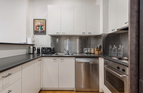 Collingwood Apartment | Beautiful 2-Storey Unit with Balcony near Smith St