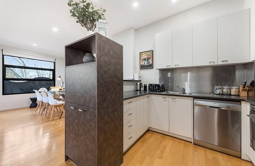 Collingwood Apartment | Beautiful 2-Storey Unit with Balcony near Smith St