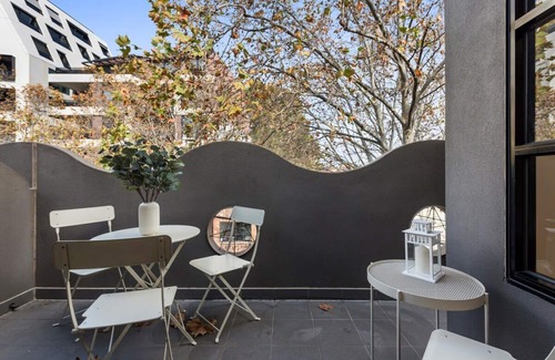 Collingwood Apartment | Beautiful 2-Storey Unit with Balcony near Smith St