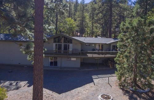 Wrightwood Cabin | Beautiful 2 Story Cabin Short Hop Away from Mountain High Ski