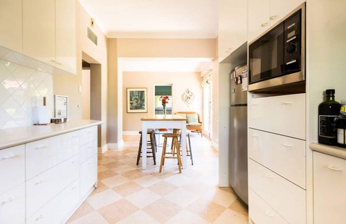 Glenelg House | Beautiful 2 story Manor close to beach and all