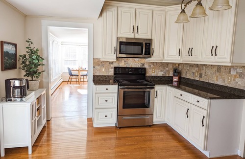 Marion House | Beautiful 2bd/2ba house in Downtown Marion minutes to Blueridge Pkwy/Lake James