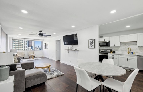 Peachtree Center Apartment | Beautiful 2BD Escape, Elegant, Cozy & Central with Free Parking and WiFi 2201