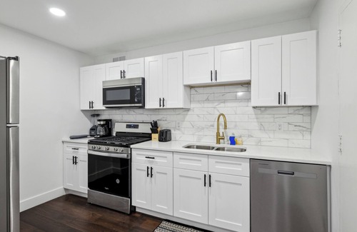 Peachtree Center Apartment | Beautiful 2BD Escape, Elegant, Cozy & Central with Free Parking and WiFi 2201