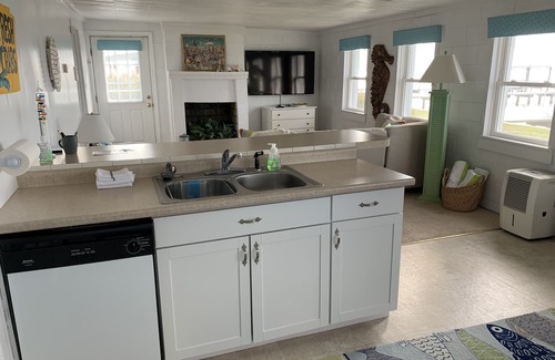 Newport Cottage | Beautiful 2bdrm Waterfront Cottage on Bogue Sound.