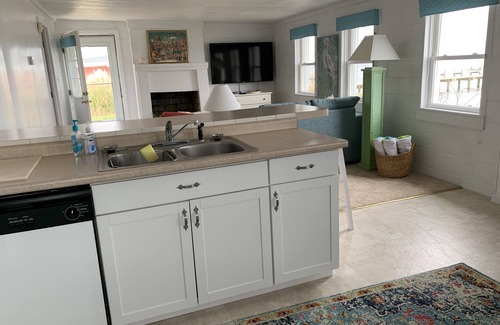 Newport Cottage | Beautiful 2bdrm Waterfront Cottage on Bogue Sound.