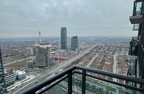 Downtown Mississauga Condo | Beautiful 2Bed 2Bath Condo Steps to Square One