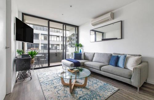 Port Melbourne Apartment | Beautiful 2BR APT with Balcony Pool and Gym
