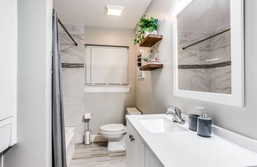 Edgebrook House | Beautiful 3 BD Fully Equipped Home Near Downtown