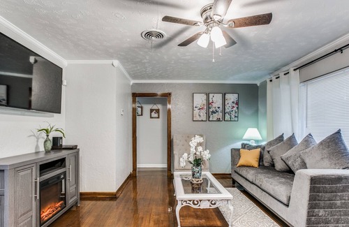 Edgebrook House | Beautiful 3 BD Fully Equipped Home Near Downtown