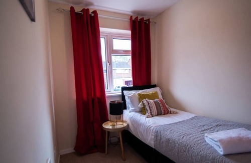 Basingstoke House | Beautiful 3 bed Abode - Sleeps 5