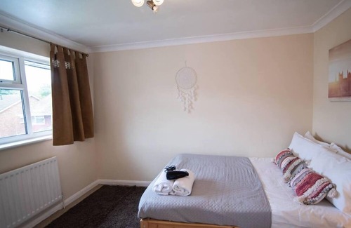 Basingstoke House | Beautiful 3 bed Abode - Sleeps 5