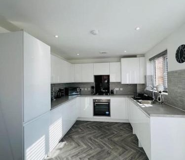 Grimsby House | Beautiful 3 Bed Detached House in Grimsby