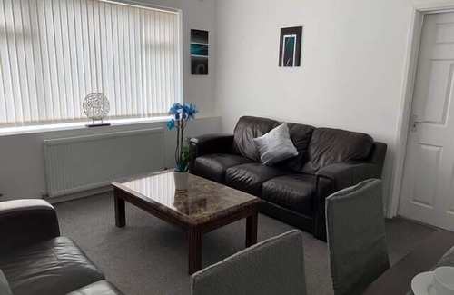Wolverhampton House | Beautiful 3-Bed House in Wolverhampton