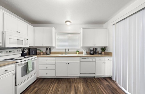 Newport Beach House | Beautiful 3-bedroom townhome, with fast WiFi, gym and pool in Newport Beach