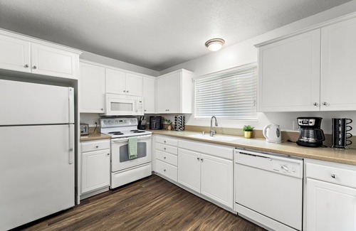 Newport Beach House | Beautiful 3-bedroom townhome, with fast WiFi, gym and pool in Newport Beach