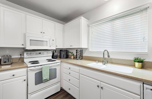 Newport Beach House | Beautiful 3-bedroom townhome, with fast WiFi, gym and pool in Newport Beach