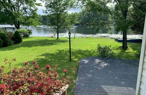 Sweet Valley House | Beautiful 3 Bedroom Lakefront Home