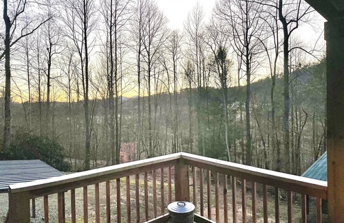 Vein Mountain Cabin | Beautiful 3 bedroom 3 bath log cabin 40 minutes from Asheville.