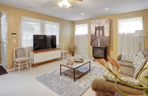 Maple Ridge House | Beautiful 3-bedroom suite on 1 Acre