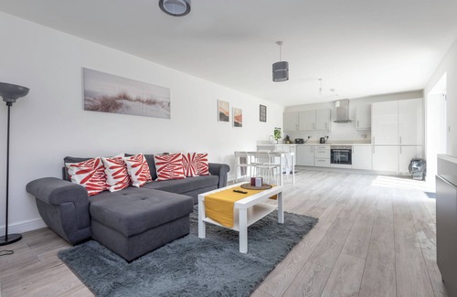 Royal Docks Apartment | Beautiful 3-bedroom family-home-style cozy apartment close to XL/LndnCityArprt