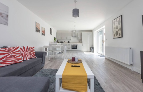Royal Docks Apartment | Beautiful 3-bedroom family-home-style cozy apartment close to XL/LndnCityArprt