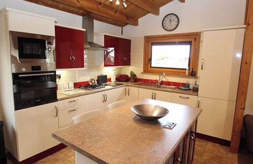 Tattershall Cabin | Beautiful 3 Bedroom Lodge on a Fishing Lake with Hot Tub.