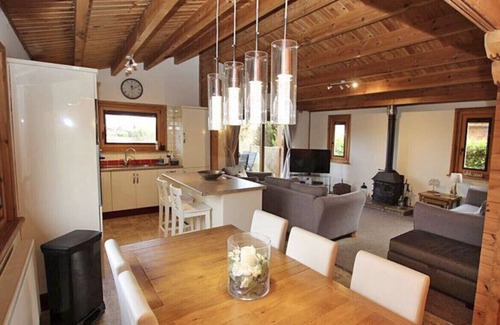 Tattershall Cabin | Beautiful 3 Bedroom Lodge on a Fishing Lake with Hot Tub.