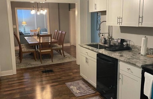 Hamilton House | Beautiful 3 bedroom house Downtown Hamilton near Spooky nook/Miami University