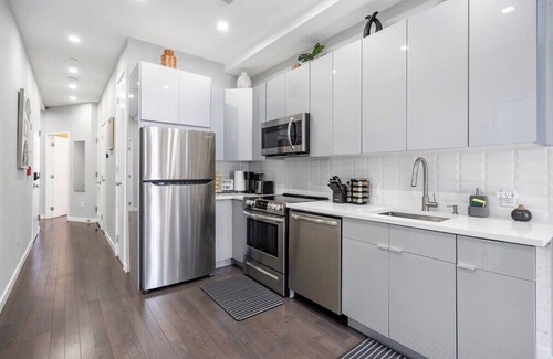 Harlem Hotel | Beautiful 3 Bedroom/Sleeps 7 near Airport, Subway, Museums and all NYC Sites