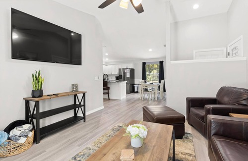 Gainesville House | Beautiful 3 Bedroom Home in Quiet Neighborhood