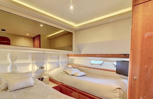 Mid Beach Boat Rental | Beautiful 3 bedroom yacht. Also offers charters