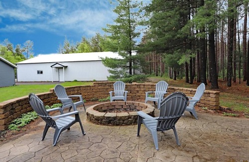 New Lisbon House | Beautiful 3 Bedroom Home near Lake and Night Life!