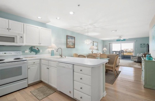 Heron Harbour Isle Condo | Beautiful 3 Bedroom Condo with Bay Views, Indoor and Outdoor Pools!