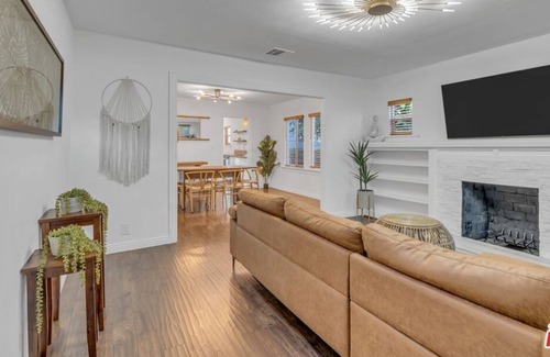 West Hollywood Apartment | Beautiful 3 Br. Single family L-(580859) by Houzlet