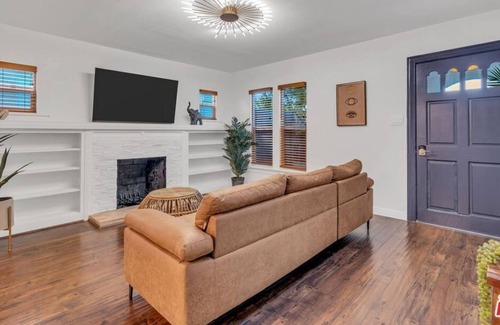 West Hollywood Apartment | Beautiful 3 Br. Single family L-(580859) by Houzlet