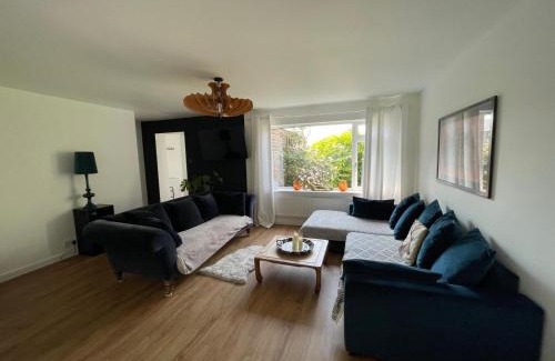 Brampton House | Beautiful 3 Double Bedroom Home-Cambridge Village Location