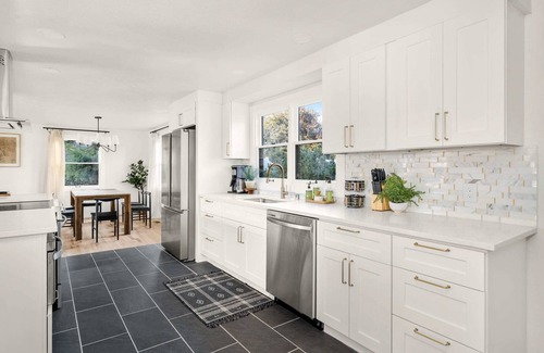 Spokane House | Beautiful 3 story villa with room for 17 people - outdoor POOL and indoor SAUNA