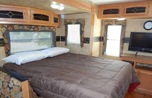 Pikeville House | Beautiful 32' RV Rental near Fall Creek Falls State Park - Lots of amenities!