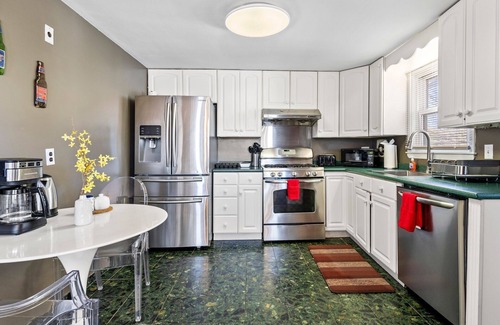 Waltham Apartment | Beautiful 3BD/1BA apartment W Parking 6733