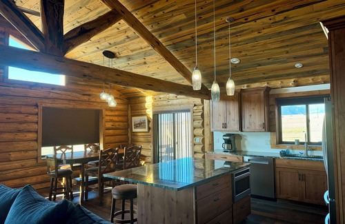 Ennis House | Beautiful 3bedroom log home w/breathtaking views in Madison Valley near Ennis,MT