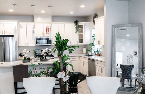 Sacramento House | Beautiful 3BR/2B Midtown Sac, Airport, Golden1 Center