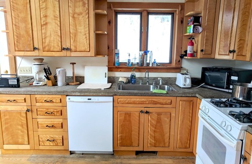 Cummington House | Beautiful 3BR river view, huge glass wall Log House -2200 sq/ft