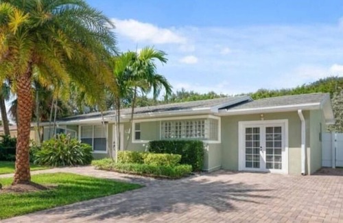 Jupiter House | Beautiful 4 bd-2 bath getaway with grill & crib and just minutes from the beach.