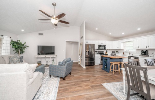 Crittenden House | Beautiful 4 BDR Country Home, 15 Min from Ark Encounter – Perfect for Groups!