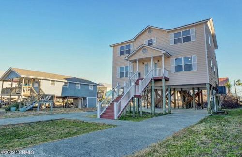Surf City House | Beautiful 4 bed 3 bath beach cottage with wonderful ocean views