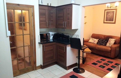 Wolverhampton Apartment | Beautiful 4-bed Apartment in Wolverhampton
