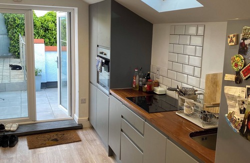 Burry Port Apartment | Beautiful 4 bed apartment in the heart of Burry Port 5 minutes from the beach!