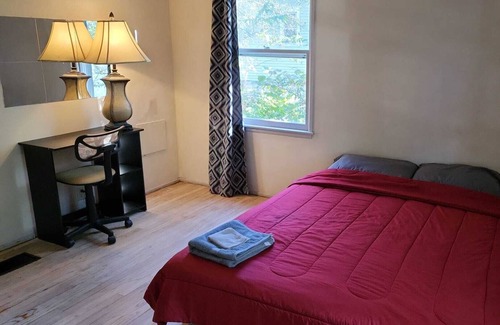 Bloomington House | Beautiful 4-bed House in Bloomington With Sauna