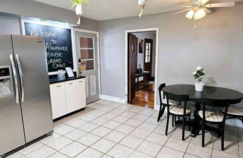 Burlington House | Beautiful 4 Bed Retreat near Elon College and The Burlington City Park.